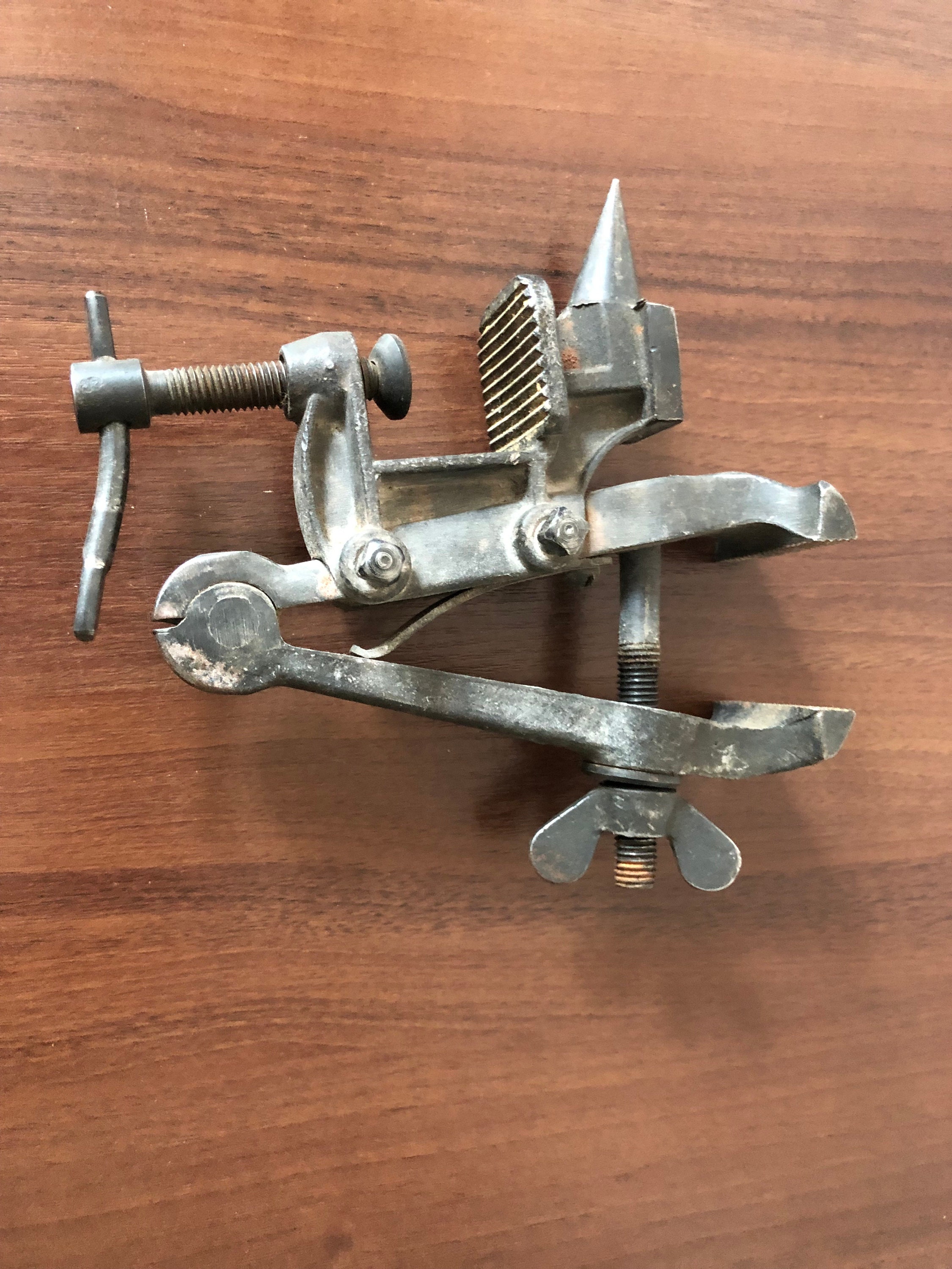 Miniature outlet vise grips