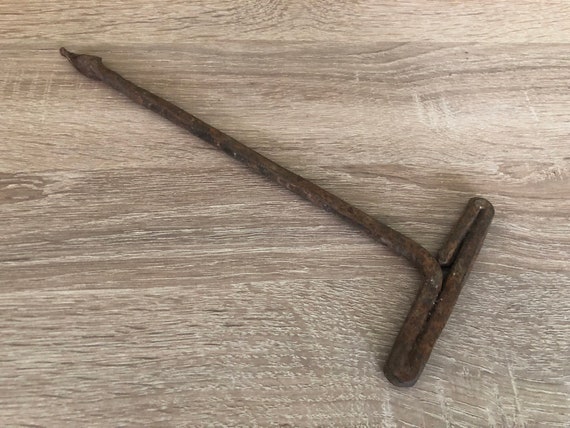 Antico trapano a mano forgiato per legno del 19 secolo, vecchio utensile da  falegname, utensile a