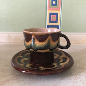 Taza de café y platillo vintage esmaltados en marrón: pintura bajo cubierta