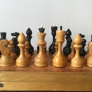 The Gold Chessmen & 21 inch Marble Board/Cabinet Chess Set – Fancy