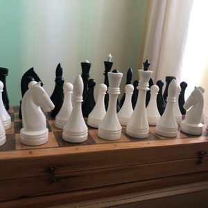 Ajedrez soviético de plástico de torneo de los años 70 con tablero original y piezas de ajedrez de torneo de gran tamaño.