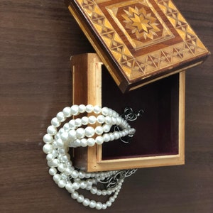 Vintage wood jewelry box, vintage wood jewelry box inlaid with straw, Wooden gift box, rustic jewelry box, Jewelry storage box, gift idea