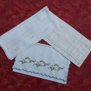 Lotto di 3 porta tovaglioli vintage francesi in lino e cotone ricamati, fazzoletti fatti a mano, piccoli contenitori per lingerie o gioielli