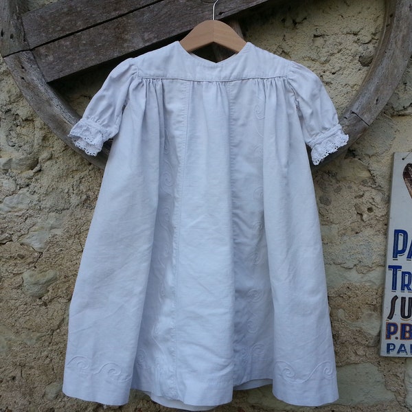 Robe de bébé ancienne en coton côtelé blanc avec broderies faites main début des années 1900