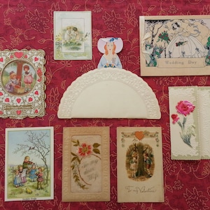 Lote de 8 cartões antigos e vintage dos EUA - sortimento inclui bordado de casamento de dia dos namorados e decoração de mesa feminina de crinolina