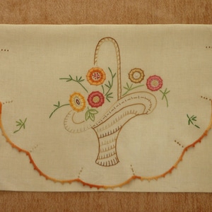 Portabiancheria vintage in lino francese ricamato con cestini floreali, ca. Anni ’30