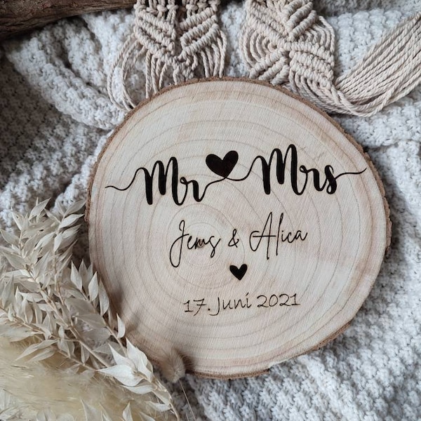 Handmade tree slice wedding gift – Personalized wedding present with floral engraving design