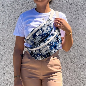 Sac banane fleurs bleues