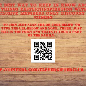 Puede incluir: Un c&oacute;digo QR rojo y blanco sobre un fondo de madera con el texto "THE BEST WAY TO KEEP IN KNOW ABOUT ALL THINGS EASTERNINSPIRATION WITH AN EXCLUSIVE MEMBERS ONLY DISCOUNT ON JOINING TO JOIN JUST SCAN THE QR CODE BELOW OR TYPE THE URL BELOW AND YOUR THERE. JUST FILL IN THE FORM AND THATS IT YOUR A PART OF THE FAMILY. HTTP://TINYURL.COM/CLEVERGIFTERCLUB"