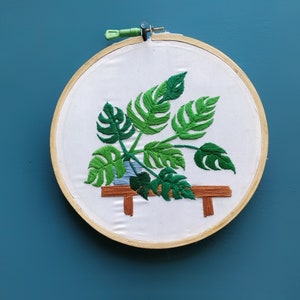 Art du cerceau de broderie plante Monstera, cadeau plante pour maman, décoration murale jardin d'intérieur, décoration de plantes d'intérieur, Monstera Deliciosa brodé image 1