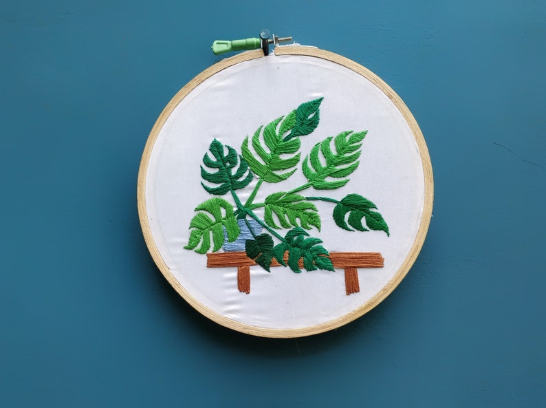 Art du cerceau de broderie plante Monstera, cadeau plante pour maman, décoration murale jardin d'intérieur, décoration de plantes d'intérieur, Monstera Deliciosa brodé image 1