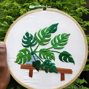 Art du cerceau de broderie plante Monstera, cadeau plante pour maman, décoration murale jardin d'intérieur, décoration de plantes d'intérieur, Monstera Deliciosa brodé image 2