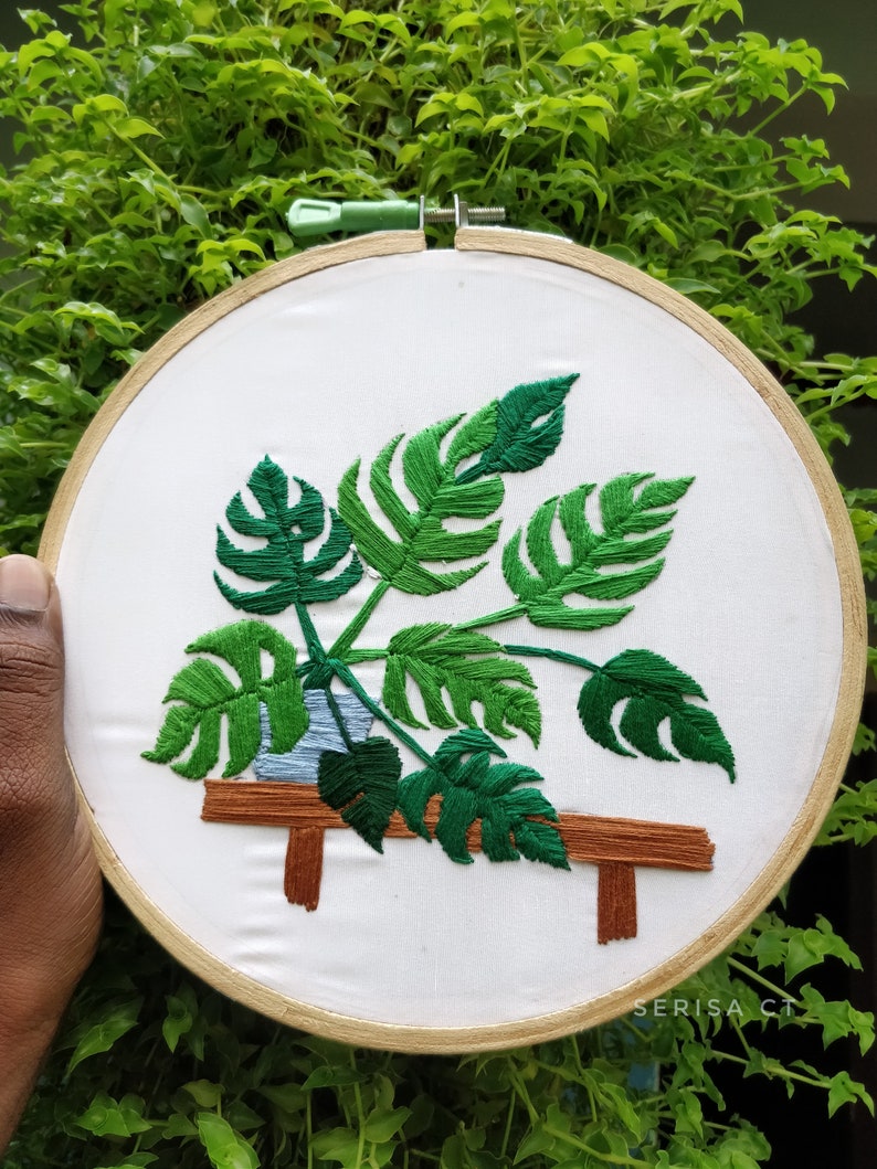 Art du cerceau de broderie plante Monstera, cadeau plante pour maman, décoration murale jardin d'intérieur, décoration de plantes d'intérieur, Monstera Deliciosa brodé image 2