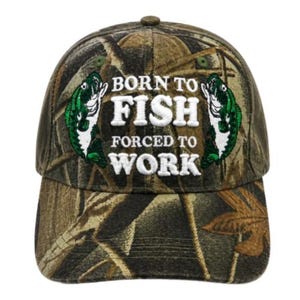 Peut inclure: Casquette de baseball camouflage avec le texte "BORN TO FISH FORCED TO WORK" en lettres blanches. Deux poissons verts et blancs sont brodés de chaque côté du texte. La casquette a une visière incurvée et un bouton sur le dessus.