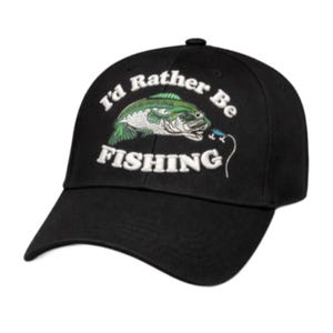 Peut inclure: Casquette de baseball noire avec l'inscription blanche "I'd Rather Be FISHING" et un motif de poisson vert et blanc. La casquette a une visière incurvée et un bouton sur le dessus.