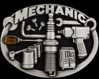以下が含まれることがあります： MECHANICという文字が浮き彫りになった銀色の楕円形ベルトバックル。中央のスパークプラグ、インパクトレンチ、琥珀色のハンドルのドライバー、様々なソケットヘッド、ボルト、L字型レンチがデザインされています。