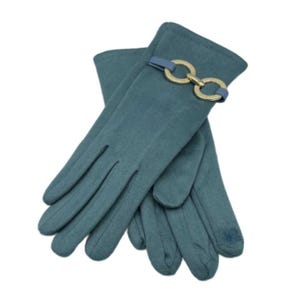 Könnte beinhalten: Ein Paar petrolfarbene Handschuhe mit goldfarbenem Kettendetail und blauem Band. Die Handschuhe sind aus weichem Material gefertigt und für kaltes Wetter geeignet. Auf weißem Hintergrund.