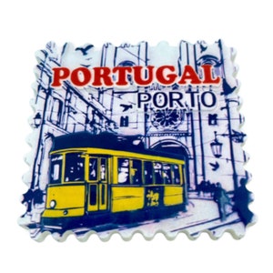 Souvenir magnetico fatto a mano in piastrelle portoghesi del tram giallo di Porto, Portogallo