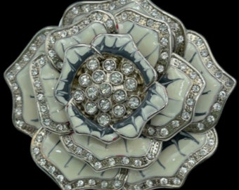 Hebilla de cinturón occidental con diseño floral de rosa blanca floreciente
