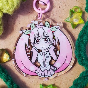 桜ミクチャームを桜コンフェッティアクリルにプリントし、ピンクの桜ロブスタークラスプ付き！