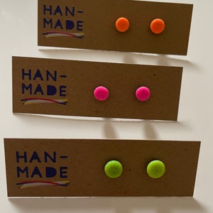 Kleine neon-oorknopjes