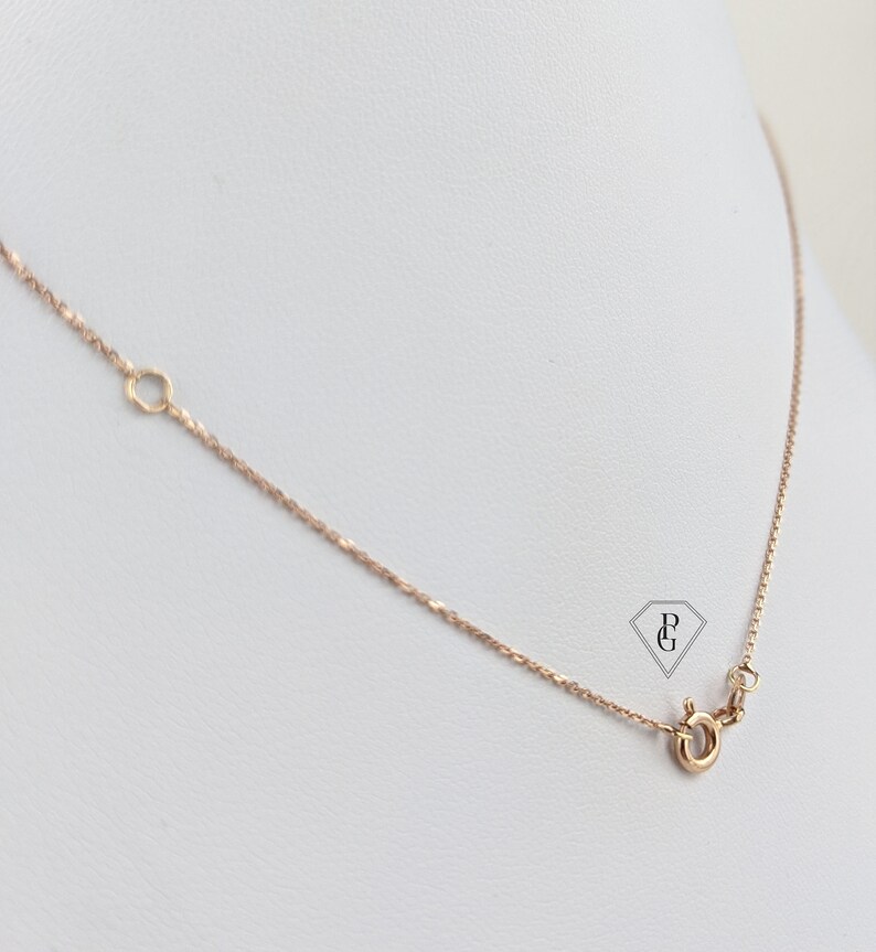 Op de afbeelding: Een delicate gouden ketting met een kreeftensluiting. De ketting is gemaakt van een fijne, gedraaide draad.