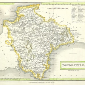 Puede incluir: Antiguo mapa de Devonshire, Inglaterra, con detalles geográficos. El mapa, con borde amarillo, incluye nombres de lugares, carreteras y una clave de referencia. El título "Devonshire" se muestra en un marco rectangular. Publicado en Londres.