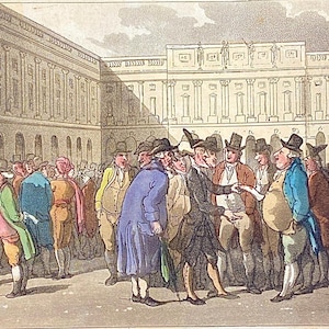 Peut inclure: Illustration ancienne, coloriée à la main, représentant une foule d'hommes vêtus à la mode du XVIIIe siècle, rassemblés devant un bâtiment classique. Les hommes portent des manteaux, des chapeaux et des culottes de différentes couleurs.