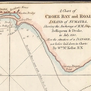 以下が含まれることがあります： A Chart of CROEE BAY and ROAD, ISLAND of SUMATRA, Shewing the Anchorage of H.M.Ships Belliqueux & Drake, in July, 1810と題されたアンティークの海図。手作業で彩色された海岸線、水深の数値、および地名などのテキストラベルが記載されています。