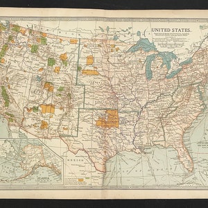 Może przedstawiać: Zabytkowa mapa Stanów Zjednoczonych, zawierająca szczegółowe informacje geograficzne. Mapa zawiera granice stanów, główne miasta i zbiorniki wodne, z paletą kolorów beżu, zieleni i brązu. Tytuł "United States" znajduje się na górze.