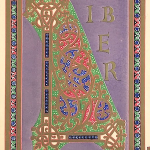 Może przedstawiać: Strona z iluminowanego manuskryptu z dużą, ozdobną literą "A" w kolorze zielonym, czerwonym i niebieskim oraz słowem "IBER". Strona ma lawendowe tło i dekoracyjną obwódkę z kwiatowymi i geometrycznymi wzorami.