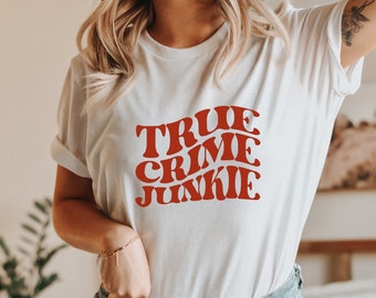 True Crime T-Shirt, Lustiges Shirt, Grafik T-Shirt, True Crime Junkie T-Shirt, True Crime Lover, Mord Show Shirt, Krimi TV Shirt, Geschenk für Sie