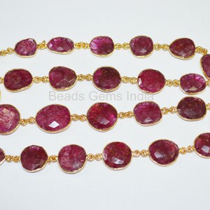 Puede incluir: Una hebra de cuentas de rubí con eslabones de cadena de oro. Las cuentas son facetadas y tienen un color rojo intenso.
