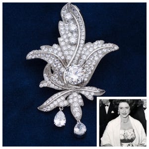 Princess Margaret’s Fleur-de-Lys Brooch reproduction with 5A Cubic Zirconias, Rhodium Plated. in Luxury Leather Gift Box