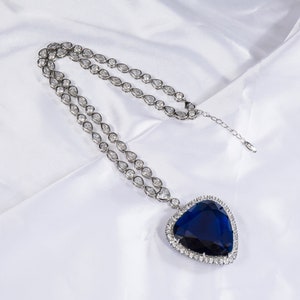 The heart of the ocean giant sapphire necklace