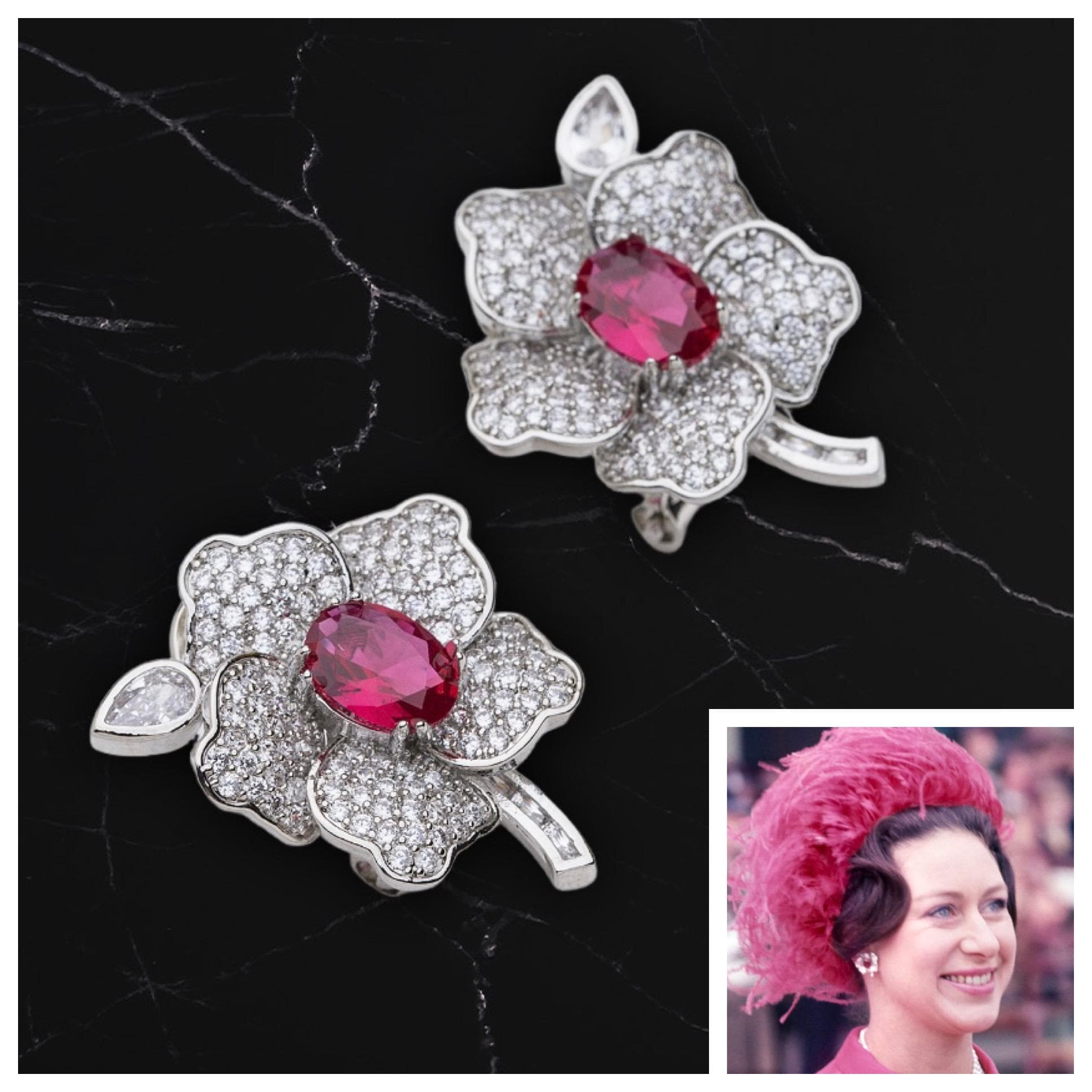 Orecchini a forma di fiore intarsiato con zirconi bianchi rosa in