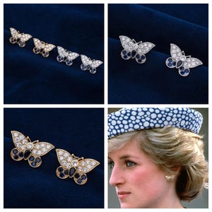 Può includere: Un paio di orecchini a forma di farfalla con pietre trasparenti e blu. Gli orecchini sono mostrati in diverse ambientazioni, tra cui un primo piano e una foto di una persona che li indossa.