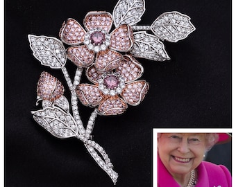 Queen Elizabeth’s English Rose Brosche mit 5A Pink und klarem Zirkonia, das mit Rhodium und 18k Roségold, Englands Nationalem Emblem, überzogen ist