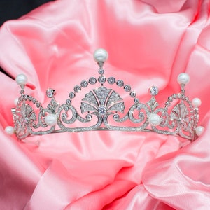 Braut Tiara The Royal Lotus Blume Royal Kate Mittelalter Prinzessin Margaret Simulierter Diamant 5A Zirkonia und Perlen rhodiniert