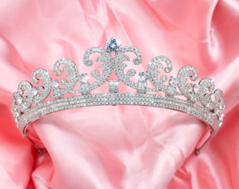 Tiara nupcial de lujo Kate con circonitas cúbicas 5A y diamantes de imitación chapados en rodio. Opción de pendientes.