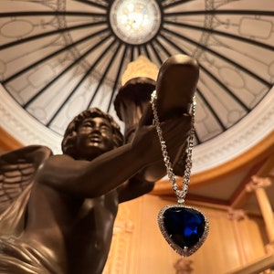 The heart of the ocean sapphire  necklace at the titanic exhibition