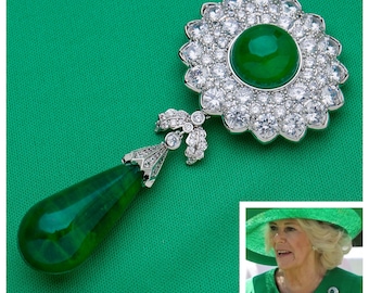 Riproduzione della spilla a grappolo di smeraldi Queen Mary Delhi Durbar Cambridge con zirconi cubici 5A e doppiette di smeraldi, in lussuosa confezione regalo in pelle rodiata.