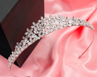 Braut Tiara Hübsche Poppy Königliche Hochzeit Design Mit 3A Cubic Zirkonia Simulierte Diamanten rhodiniert