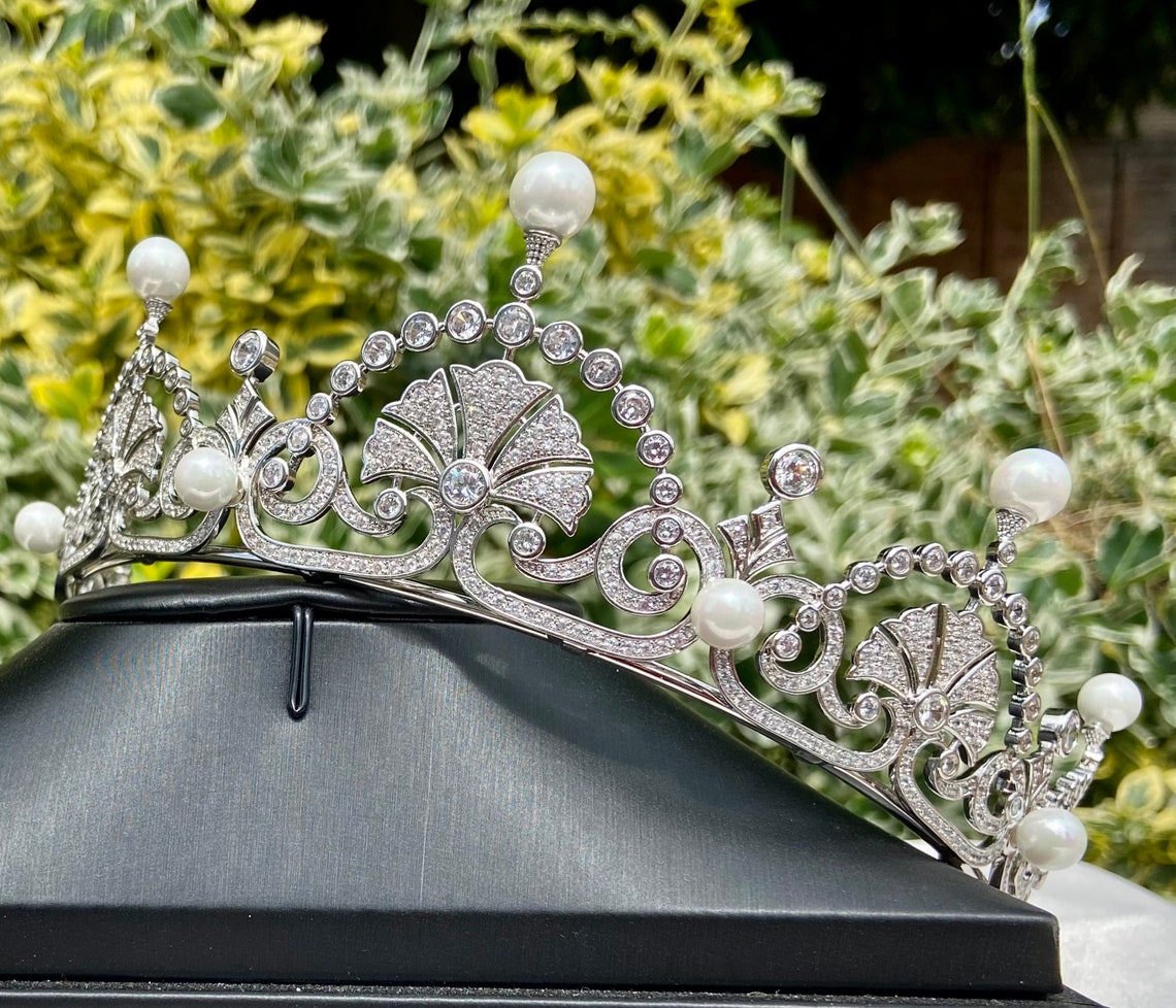 Tiara nupcial La flor de loto real Royal Kate Middleton Etsy