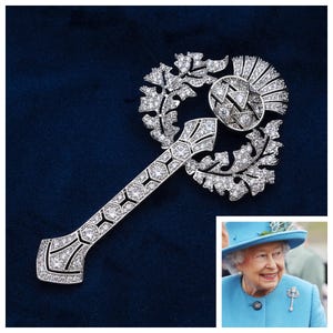 Queen Mary’s FULL SIZE Scottish Thistle Brooch 5A Cubic Zirconia Rhodium Plated Scotland National Emblem