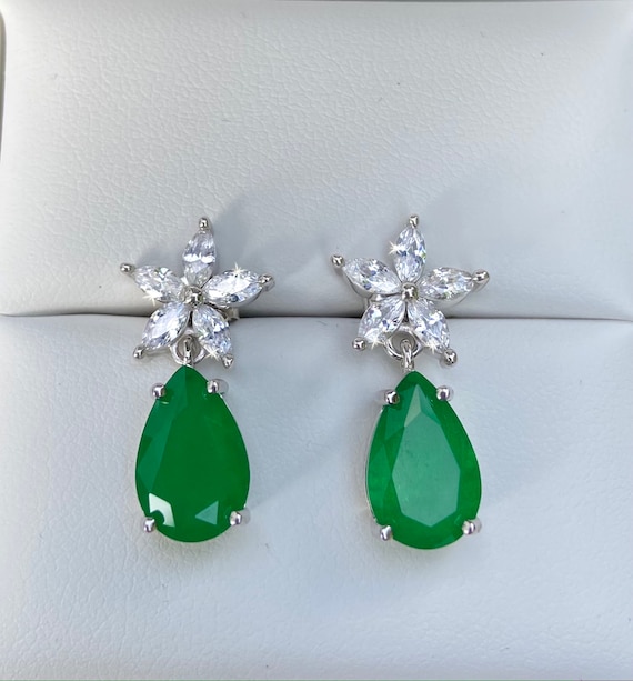 Orecchini pendenti con doppietto di smeraldo brasiliano, cristallo austriaco, diamante simulato, fiore in zirconia cubica in argento sterling 925 a goccia - Italia