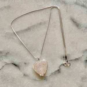 Colar e medalhão em formato de coração ou oval com diamantes simulados cravejados em pavê, zircônia cúbica 5A, banhada a ródio, prata esterlina 925