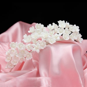 Porzellan Blumen Braut Tiara Hanna mit künstlichen Perlenknospen auf einem rhodinierten silberfarbenen Rahmen