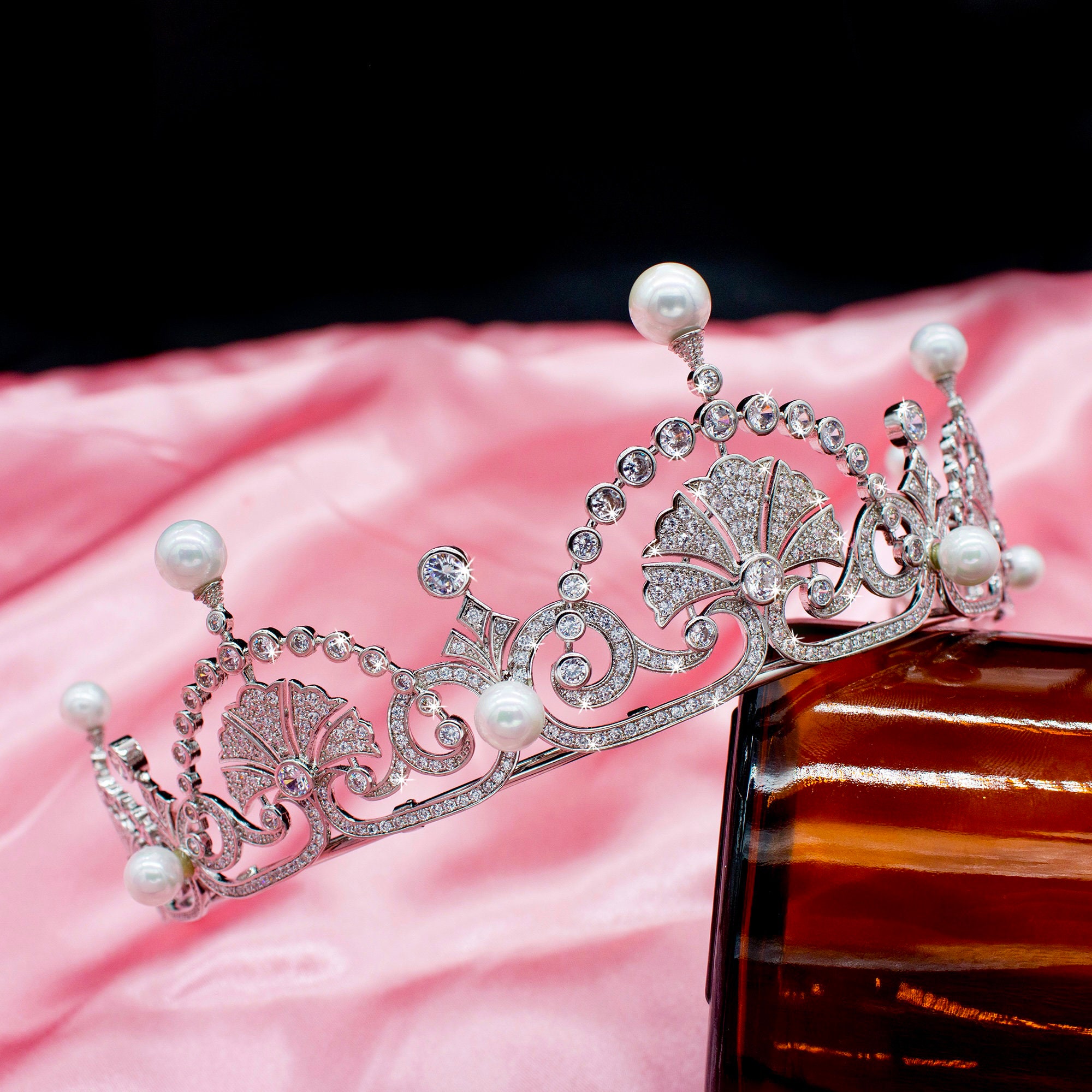 Reale Fiore di Loto Tiara, Floreale Sintetici Diamanti E
