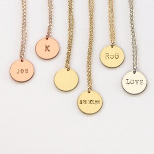 Collar con nombre personalizado, collar con disco dorado, collar con fecha de cumpleaños, idea de regalo para el día de la madre para ella, regalo para nueva mamá, regalo para abuela